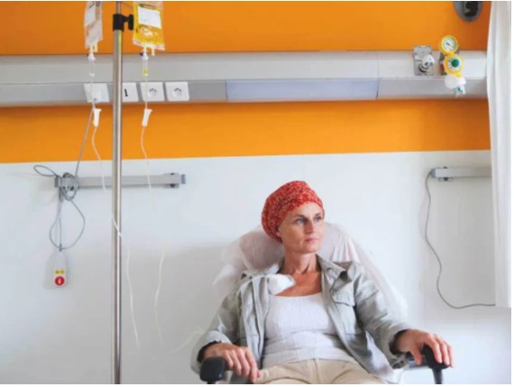 Sala de quimioterapia com uma paciente em tratamento